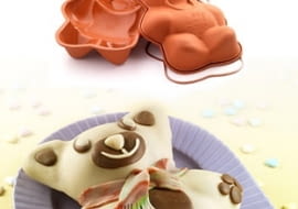 Proponujemy wspólne zajęcie dla dzieci i rodziców - pieczenie ciasteczek w oryginalnych foremkach (a następnie zjadanie). Sprawdzi się nie tylko 1 czerwca. <BR /> FOREMKI. Silikonowa forma do pieczenia o kształcie misia, 57 zł, galerialimonka.pl