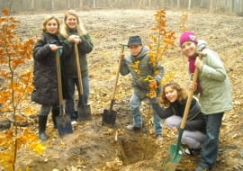 Uczniowie i nauczyciele ze Szkoły Podstawowej nr 307 w Warszawie sadzą drzewa