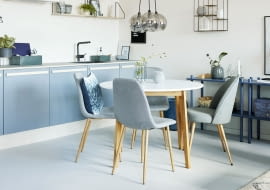 Krzesła przy stole jadalnianym w kolorze szafek kuchennych to dobry pomysł na harmonijną aranżację kuchni.