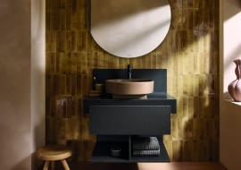 Czystą formę elementów sanitarnych podkreśla nowy kolor ceramiki Clay Terra Matt – ziemisty odcień terakoty, który nadaje produktom głębi i rzemieślniczego charakteru. Zdaniem jury kolekcja spełnia najwyższe wymagania estetyczne i funkcjonalne, a jednocześnie zachwyca subtelną elegancją i różnorodnością zastosowań.