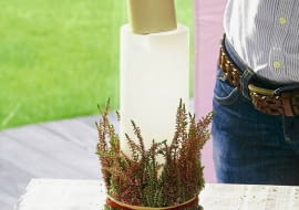 Lampion z wrzosów - krok 4. W gąbkę wsuwamy klosz, a do środka wstawiamy świecę - i lampion gotowy