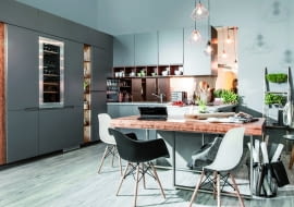 DO PARY. Do koloru miedzi nawiązuje odcień drewnianego blatu. I już w całym pomieszczeniu zrobiło się cieplej!