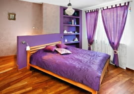 Gdybym miała wybrać najpiękniejszą z prezentowanych sypialni, miałabym duży problem. Przyznać pierwsze miejsce tej oszczędnie urządzonej, w stylu zen, czy też stylizowanej na angielską? Nie rozstrzygnę, ale to tylko dobrze świadczy o wnętrzach, które zaaranżowano z taką dbałością o styl.<br/> Dekoracyjny wygląd tej sypialni to w głównej mierze zasługa kolorystyki (z dominującym fioletem) oraz dyskretnych wzorów - na tapecie, firance oraz na pikowanej narzucie. Z prostotą wystroju kontrastuje ozdobna orientalna lampa - pamiątka z podróży. <br/>Łóżko Dafne, www.beds.pl