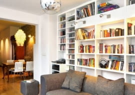 <B>Nie masz pomysłu na domową bibliotekę? Przyjrzyj się prezentowanym rozwiązaniom. Każde z nich pokazuje, że miejsce, w którym gromadzimy książki, może stać się jednym z piękniejszych fragmentów mieszkania.</B> <BR />SALON-CZYTELNIA. W sąsiedztwie pokoju z biblioteką urządzono kąt jadalny w tradycyjnym stylu. Gospodyni wyszukała na targu staroci XIX-wieczny stół i wąską szafę z lustrzanymi drzwiami. Łącznikiem z nowoczesnym wystrojem części wypoczynkowej są krzesła z tworzywa sztucznego i stali. Na podłodze w obu częściach wnętrza położono dębowe deski.