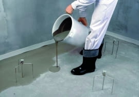 Równy i jednakowy poziom podłogi pomagają utrzymać repery