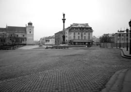 Plac Zamkowy o 7.00 rano w Nowy Rok. Ostatnie taksówki odjechały już na przedmieścia. Pierwsi spacerowicze pojawią się tu za kilkadziesiąt minut.