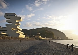 Punkt graniczny w Sarpi na granicy gruzińsko-tureckiej, zaprojektowany przez J. Mayer H. Architects. Nowoczesne i nietypowe formy budynku zapraszają do Gruzji turystów, a jednocześnie stanowią świadectwo przemian jakie dokonują się w kraju.