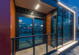 Wzorcowe elementy fasady na budowie Towarowa Towers