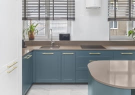 Pracownia i showroom w jednym - aranżacja z przewagą zieleni