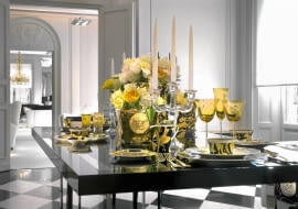Stół bogato zastawiony. Mnogość form, kolorów i materiałów. Zastawa z kolekcji Vanity, wazon - Medusa Gold, szkło - Arabesque Amber. Rosenthal