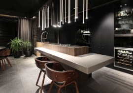 Wnętrza z czarnymi ścianami. Nowoczesna jaskinia