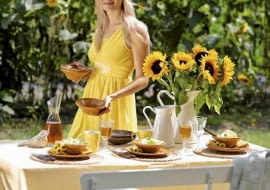 18.08.2009 WARSZAWA , POWSIN , OGROD BOTANICZNY , SESJA SLONECZNIKI , SLONECZNIK DLA MIESIECZNIKA OGRODY , STYLIZACJA JOANNA WOYDA , MODELKA IZA. FOT. WOJCIECH SURDZIEL / AGENCJA GAZETA SLOWA KLUCZOWE: OGROD ZIELEN PRZYRODA PORTRET KOBIETA