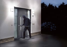 Bezpieczne wejście. Odporne, eleganckie i ciepłe aluminiowe DRZWI THERMOSAFE teraz można kupić w klasie przeciwwłamaniowej RC3 (najwyższej, jaką zaleca się do budownictwa mieszkaniowego). Mają płytę o grubości 7,3 cm, a w modelach z przeszkleniem - zespolone szkło bezpieczne. Kosztują od 11 491 zł, Hörmann