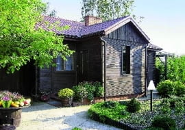 ONE TIME USE ONLY DO JEDNOKROTNEJ PUBLIKACJI DOM DREWNIANY Z BALI , PARTEROWY , Z GARAZEM FOT. LILIANA JAMPOLSKA PUBLIKACJA LADNY DOM NR 8 (106) - 8 2007