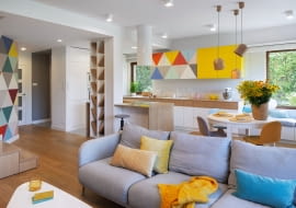 Aranżacja kolorowego salonu. Motyw przewodni aranżacji wnętrza kolorowe trójkąty