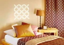 <B>Za pomocą szablonu ozdobimy zarówno niewielkie przedmioty, jak i całe wnętrze. Nie wymaga to dużego wysiłku, a efekt bywa naprawdę niepowtarzalny...</B> <BR />Wierna kopia. Ciekawym pomysłem dekoracyjnym jest powielanie motywów, które występują np. na tkaninach użytych w pomieszczeniu. Tutaj na ścianie namalowano wzór przenikających się okręgów zdobiący zasłony i narzutę.