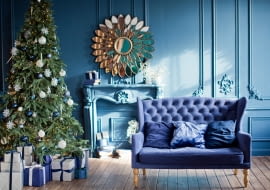 Choinka na pniu udekorowana na Boże Narodzenie