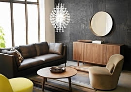 <B>Po ponad dwudziestu latach nieobecności do polskich sklepów IKEA znów zawitała kolekcja Stockholm. Składające się na nią meble, lampy i dodatki dekoracyjne zostały wykonane z materiałów najwyższej jakości, takich jak drewno orzecha włoskiego, skóra, aksamit, porcelana kostna czy dmuchane szkło. Z trwałością przedmiotów idzie w parze ponadczasowe wzornictwo, które nieprędko wyjdzie z mody.</B> <BR />M.in. bufet, okleina orzechowa, 160 x 81 cm - 1699 zł.