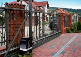 Kupując napęd do bramy, warto pamiętać o zapasie mocy, przyda się zimą, gdy spadnie śnieg i przyjdzie mróz, a brama będzie przesuwać się mniej płynnie