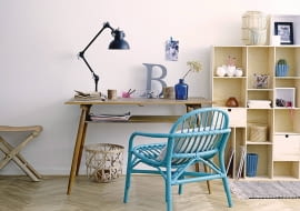 Regały o prostych, ale ciekawych formach to przebój skandynawskiego wzornictwa. NA ZDJĘCIU: regał Bloomingville, fafarafa.pl, 939 zł; Krzesło Bloomingville, mood-board.pl, 730 zł; Lampa Opa & Company, 850 zł