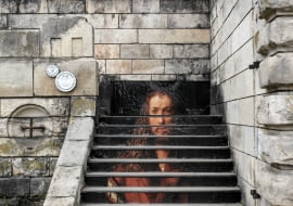 11.06.2016 Krakow . Bulwar Kurlandzki , Podgorska , obok kladki Ojca Bernatka . Instalacja na schodach " Pozdrowienia z Norynbergii " Olaf Prusik - Lutz . Z okazji 20 lat Domu Norymberskiego . Fot. Kuba Ociepa / Agencja Gazeta SLOWA KLUCZOWE: folia samoprzylepna obraz schody