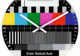 Dobry humor jest wskazany również podczas pracy. Doceńmy nie tylko praktyczną funkcję artykułów na biurko, ale także ich oryginalną formę. <BR >Zegary, szkło, śr. od 20 cm, od 125 zł/szt., czerwona-maszyna.pl