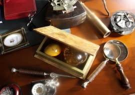 24.07.2007 CZTERY KATY STYL GABINETOWY PRZEDMIOTY SZKLO POWIEKSZAJACE STYLIZACJA MARIANNA BAUMAN FOT. PAWEL KISZKIEL / AGENCJA GAZETA PUBLIKACJA CZTERY KATY NR 10 (192) - 10 2007