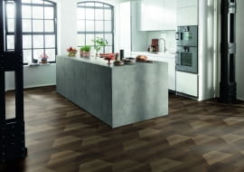 Podłogi laminowane to ciekawa alternatywa dla drewna, są mniej wymagające w pielęgnacji, a najnowsze technologie sprawiły, że do złudzenia przypominają naturalny materiał. W zależności od modelu można je dowolnie układać lub kupić produkt z gotowym wzorem.