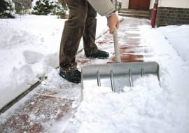 Odśnieżając chodnik i podjazd nie usypujmy zbyt dużych pryzm na trawniku