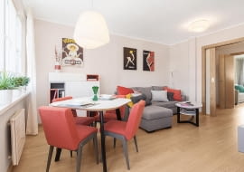 salon, aneks jadalny, strefa wypoczynkowa.