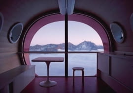 Z wnętrza kapsuły roztacza się niesamowity widok na postrzępioną sylwetkę alpejskich szczytów- ponad chmurami.