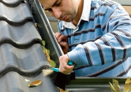 Na zewnątrz przynajmniej raz w roku należy usuwać liście i inne zabrudzenia z kołnierza wokół okna dachowego. To zapewni swobodny przepływ wody opadowej spływającej z dachu.
