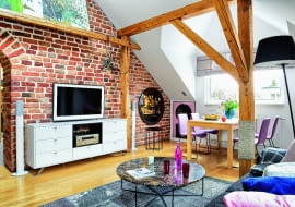 BAREK z podświetlanymi półkami powstał przypadkowo - w tym miejscu cegła nie nadawała się do renowacji. Witold wpadł na pomysł, żeby wnęka była okrągła, co nawiązuje do łukowatego przejścia oraz kształtu stolika kawowego.