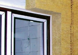 Styk okna montowanego przy zewnętrznej krawędzi muru powinno się całkowicie osłonić izolacją termiczną ściany