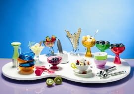 <B> Lody, lody dla ochłody. W ulubionych smakach, nałożone specjalną łyżką do zgrabnego pucharka ? tak podane zapewnią w upalny dzień porcję prawdziwej rozkoszy i dla ciała, i dla ducha. </B><BR /> AKCESORIA. Na zdjęciu: 1. Łyżka do lodów, stal i tworzywo sztuczne, 69,90 zł, CzerwonaMaszyna.pl 2. Miseczki, stal i tworzywo sztuczne, 125 zł/2 szt., Fabryka Form 3. Pucharek, szkło, 6,90 zł, edomex.pl 4. Foremka do lodów, silikon, 28 zł, łyżka do lodów, tworzywo sztuczne, 22 zł Fabryka Form 5. Pucharek, szkło .9,90 zł, edomex.pl 6. Pucharek, tworzywo sztuczne, 83,90 zł/4 szt., CzerwonaMaszyna.pl 7. Łyżka do lodów, z naczyniem na wodę,119,90 zł CzerwonaMaszyna.pl 8. Pucharek, szkło,11,99 zł, edomex.pl 9. Pucharki z łyżeczką, stal i tworzywo sztuczne, .170 zł/szt., Fabryka Form 10. Filiżanka ze spodkiem, porcelana, 109 zł Reset 11. Pucharki, tworzywo sztuczne .51 zł/szt. rossi.pl 12. Łyżka do lodów, stal, 99 zł rossi.pl 13. Łyżka do lodów, stal, 74 zł Fabryka Form