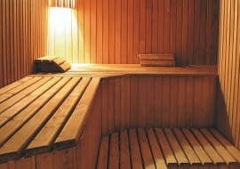 Nazwy tego drzewa król Salomon używał jako porównania w poetyckich zachwytach zarówno nad smukłością kobiecej figury, jak i nad wspaniałością budulca świątyni w Jerozolimie. Cedr należy do rodziny sosnowatych. Jego cztery odmiany rosną głównie w Azji i Afryce Północnej, a także w krajach śródziemnomorskich. To długowieczne, zawsze zielone drzewo jest rozłożyste i wysokie - sięga 40 m. Do rodziny cedrów często, choć niesłusznie, jest zaliczana sosna syberyjska (jej ludowa nazwa brzmi kiedr), będąca kuzynką naszej limby.<br/> Sauna wyłożona boazerią z drewna cedrowego, scandinavia.net, 427 zł/m kw.