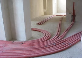 25.02.2004 RADZYMIN DOM BUDOWA INSTALACJA GRZEWCZA RURY CIEPLOWNICZE OGRZEWANIE PODLOGOWE FOT. WOJCIECH SURDZIEL / AGENCJA GAZETA PUBLIKACJA LADNY DOM NR 5 (67) - 5.2004