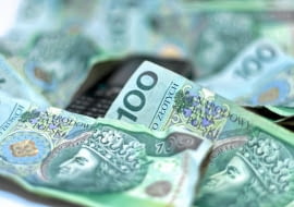 30.12.2009 LOMZA . BANKNOTY O NOMINALACH STO ZLOTYCH . POLSKIE PIENIADZE . FOT. JACEK BABIEL / AGENCJA GAZETA