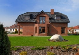 Daszki lukarn z rynnami odprowadzającymi wodę przed ścianę frontową