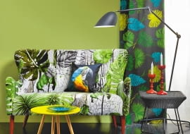 MEBLE: Sofa, obicie z tkaniny proj. Christiana Lacroix na zamówienie Decodore; stolik (żółty) - 459 zł Home & Moods; stolik (czarny) - 1074 zł, Decolor. POZOSTAŁE: Lampa - 3549 zł, BoConcept; poduszka - 85 zł, dawanda.pl; zasłona z tkaniny, szer. 280 cm - 369 zł, Home Sweet Home; firanka - 49,99 zł/2 szt., świeczniki - 49,99 zł/3 szt., świece - 14,99 zł/20 szt., IKEA; patera - 79 zł, home&you