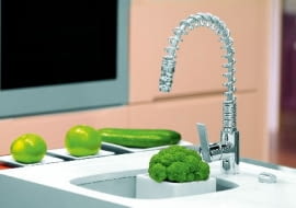 Stojąca wysoka bateria z wylewką w sprężynie. Takie modele są teraz bardzo modne