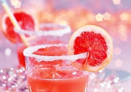 01.12.2009 , WARSZAWA , DRINK ROZOWY PIES , DODATEK DO GAZETY WYBORCZEJ - KOKTAJLE , STYLIZACJA JUNONA LAMCHA - GRYNBERG