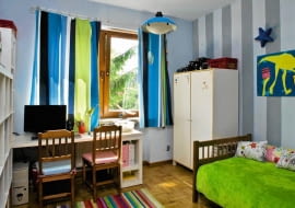 Rodzice gimnazjalisty zdawali sobie sprawę, że wystrój pokoju syna powinien już zostać zmieniony. Nie mieli jednak pieniędzy, aby kupić wszystkie meble. W tej sytuacji stylistka zaaranżowała wnętrze na nowo, zachowując niemal całe stare wyposażenie. <BR />PRZED ZMIANĄ: W pokoju było wszystko, co potrzebne trzynastolatkowi do nauki i odpoczynku. Wnętrze nie odzwierciedlało jednak osobowości chłopca.