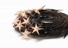 Nie tak błyszczące, nie tak strojne, a jednak pełne uroku. Ozdoby z szyszek, gałązek czy z kawałków nieokorowanego drewna zachwycają swoją skromną urodą. Udekorują zarówno rustykalne, jak i minimalistyczne wnętrza.