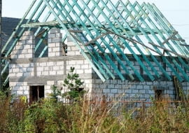 Ściany nośne poddasza są obciążone drewnianą konstrukcją więźby dachowej. Obciążenia "spływające" z niej powinny przejąć poniżej usytuowane ściany nośne - dla poddasza są to ściany kolankowe i częściowo ściany szczytowe.