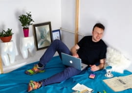 Rafał Dominik w pracowni.