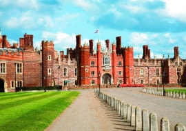 Surowa zachodnia strona pałacu budzi skojarzenia z panowaniem Henryka VIII