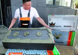 Izolacja z płyt o niskiej wartości współczynnika λ pozwala uzyskać mniejszą grubość warstwy niż przy zastosowaniu płyt z wyższą λ