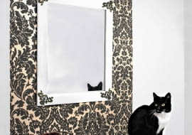 LUSTRO. Często naprawdę niewiele potrzeba, by niemodne i podniszczone przedmioty znów nabrały szyku. Wiszące nad komodą lustro nie miało żadnych mankamentów, w dodatku było bardzo fachowo oprawione. Jednak jego sosnowa rama nie pasowała już do wystroju wnętrza. Teraz ma nowy kolor i dekoracyjne metalowe okucia w narożnikach, dobrane do wzoru zdobiącego tapetę. W efekcie lustro i stojący pod nim mebel wyglądają jak komplet.