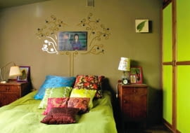 <B>Połączenie stylu mieszczańskiego z elementami folkowymi wniosło do tej sypialni odrobinę szaleństwa, ale też wiele radości. Właśnie o to chodziło gospodarzom.</B> <BR />PRZED ZMIANĄ: Zdaniem gospodarzy w sypialni panowała?zbyt mroczna atmosfera. Na?taki odbiór wnętrza bez wątpienia miała wpływ chłodna kolorystyka.